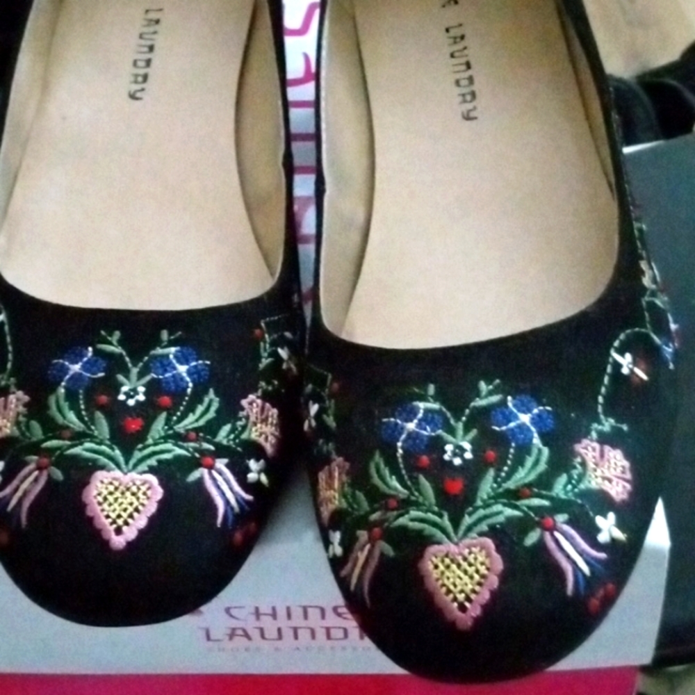 Chinese Laundry 10 Mabel ankle strap embroidered block pumps NIB